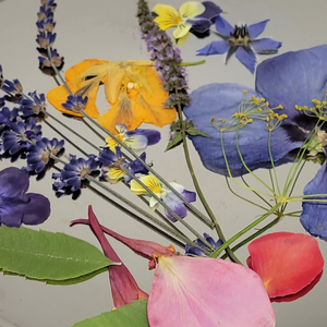 
            
                Load image into Gallery viewer, Cake Flowers
            
        